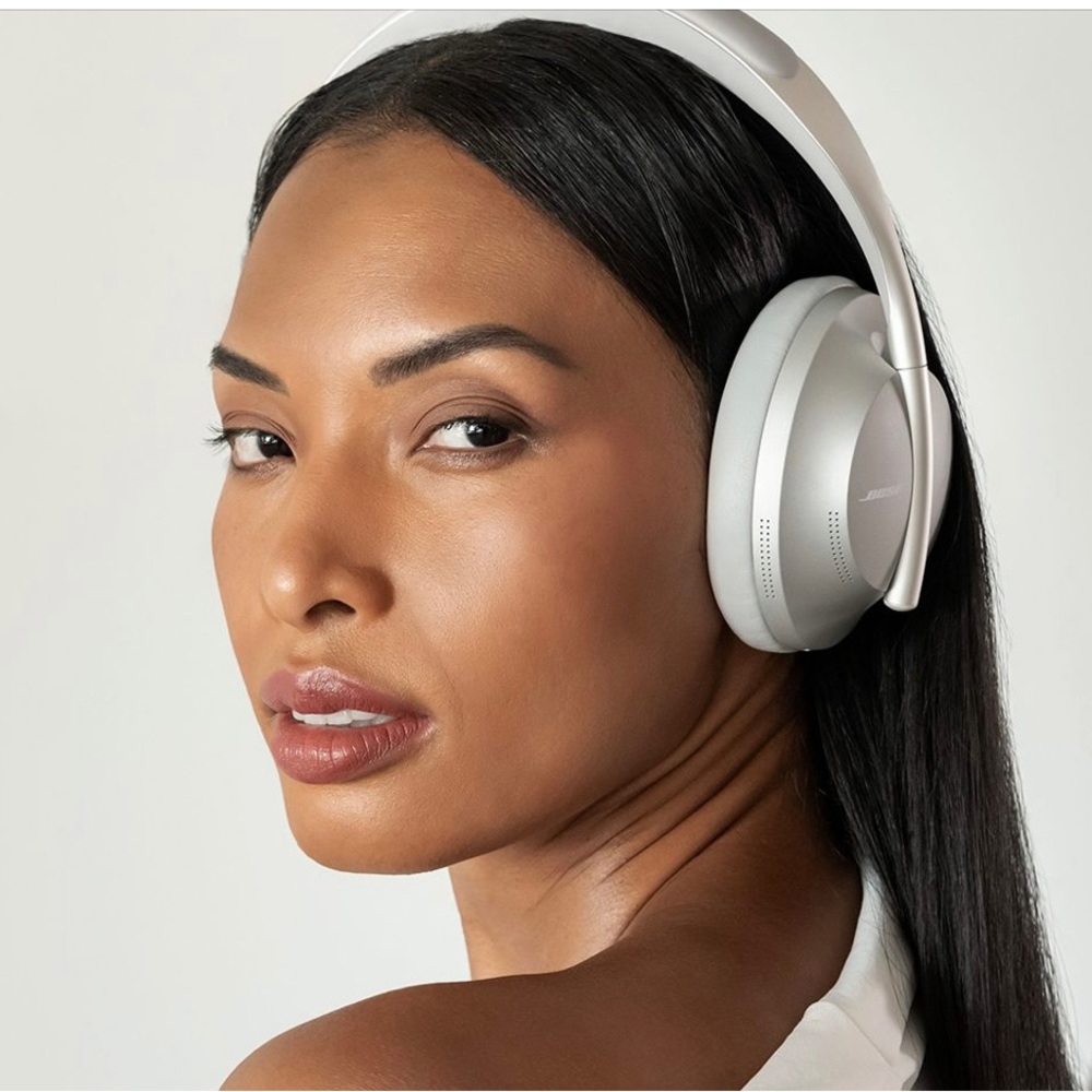 BRAND NEW In-Box BOSE Niose Cancelling Headphones 700